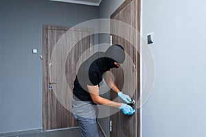 intrusion of a burglar in a house inhabited