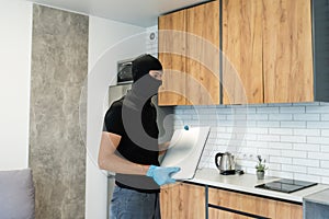 intrusion of a burglar in a house inhabited