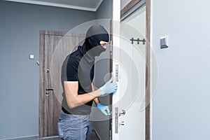 intrusion of a burglar in a house inhabited