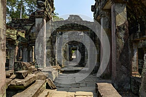 IntÃÂ©rieur des bÃÂ¢timents en ruine du temple Preah Khan dans le domaine des temples de Angkor, au Cambodge photo