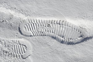 Investigation of forensic footprints left in the snow