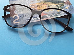 investment and promotion for a better vision, Costa Rican banknote of 2000 colones  and black plastic frame glasses