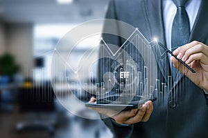 An investor analyzes the ETF market traffic graph