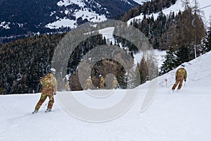 Invisibile sciatori esercito unità sciare 