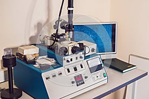 Ion etching system for solid samples preparation for electron mi