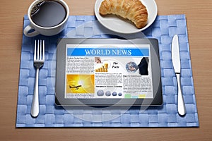 Pripojený do internetovej siete raňajky noviny 