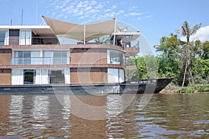   27 junio 2022 cruz un barco sobre el Amazonas un rio más cercano puerto de 