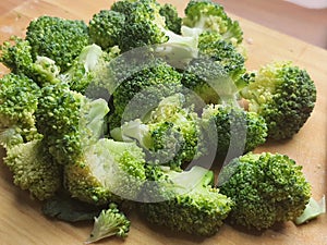 Irisan brokoli organik di atas talenan kayu. photo