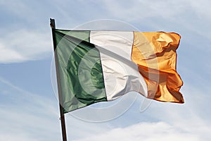 Irlandesa bandera en viento 