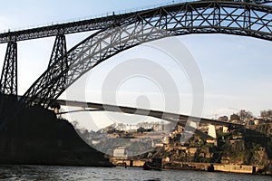 Iron bridges called over the waters of the Douro river