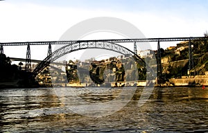 Iron bridges called over the waters of the Douro river