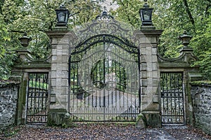 Hierro puertas sobre el castillo 