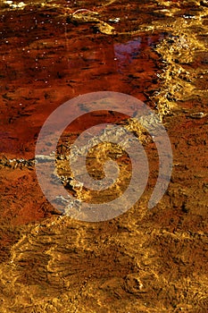 Iron Sulfate Patterns in the Waters of Rio Tinto