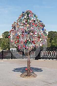 Iron tree lovers on Bolotnaya street, Moscow