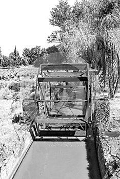 Irrigation canal and waterwheel in Keimoes. Monochrome