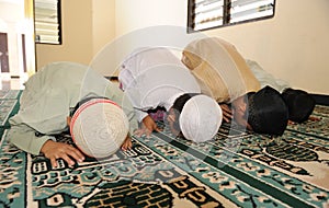 Islam Kids Praying