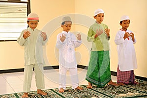 Islam Kids Praying