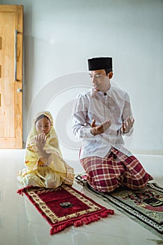 Islam parent with daughter praying