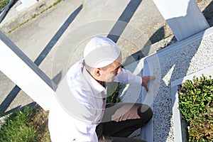 Islamic praying on dead person