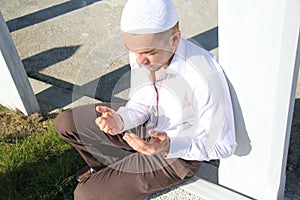 Islamic praying on dead person