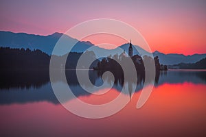 Isla iglesia en Eslovenia sobre el amanecer 