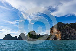 Isla acantilados en el mar a cielo azul 