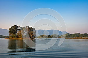 Island at Nam Ngum Reservoir, Tha Heua, Laos, Asien. Beautiful nature at Lake close to Vientiane