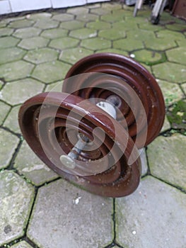 Isolator pin for electricity