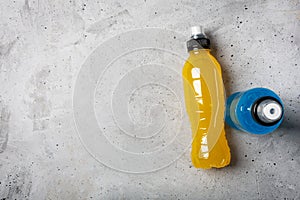 Energía beber. botellas azul transparente líquido deporte una bebida sobre el concreto 