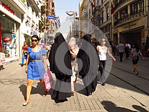 Istanbul Istikal Caddesi women in burkas