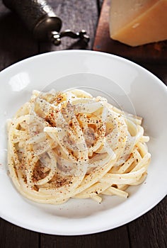 Italian cacio e pepe spaghetti pasta