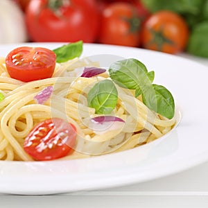 Taliančina kuchyňa špagety rezance cestoviny jedlo paradajky na 