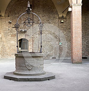 Italian medieval yard - Bologna, Palazzo del podestÃ 