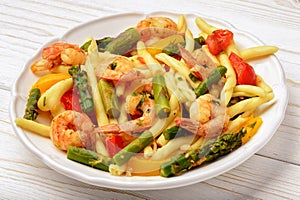 Italian pasta with shrimps, asparagus, paprika and tomatoes.