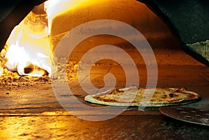 Italiano una grande sfoglia circolare di pasta leggera legna bruciando forno 