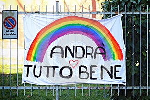 Italiano arcobaleno formato pubblicitario destinato principalmente all'uso sui siti web sul mostrare Speranza contro epidemia qualunque cosa volere un appartamento una multa 