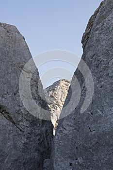 Tre verticalmente rocce diventare annulla cielo blu sfondo 