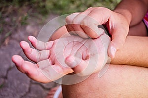 Itchy palms, Children are itching palm, The child is scratching his hand due to itching, A child scratching his hand, photo