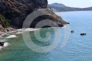 Itri - Barche di turisti alla Spiaggia delle Bambole