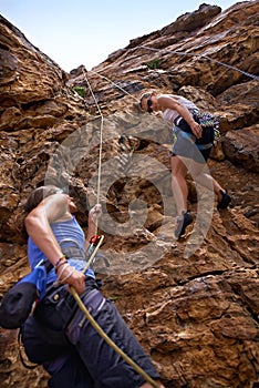 Su todo acerca de confiar seguro. dos una mujer la roca escaladores escalada la roca 