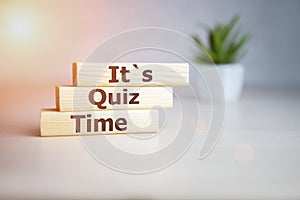 Its Quiz Time text on wooden cubes.