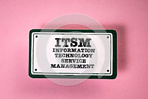 ITSM - Information Technology Service Management. Sticky note with text on a pink background