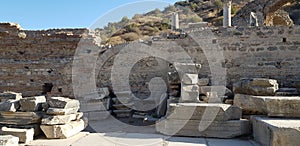 Izmir efes antik kentinde binlerce y?ll?k eserler ve kemerler, hamam ve senato binalar?