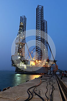 Jack up oil drilling rig