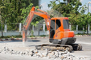 Jackhammer and drilling caterpillar wheel vehicle