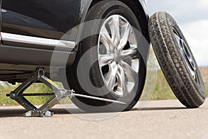 Jacking up a car to change a tyre