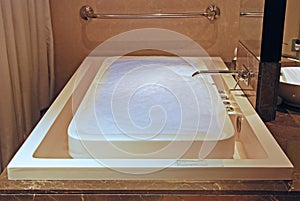 JACUZZI INFINTY FLOW BATH TUB