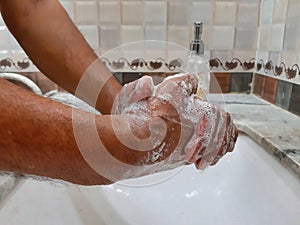 Una foto da persona mani sapone 