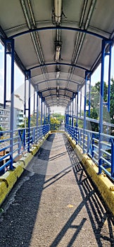 The pedestrian bridge that connects the UNTAR 1 and 2 campuses which are often used by students and college students. photo