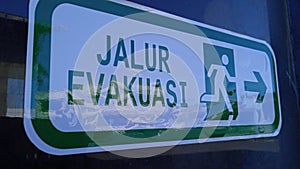 Jalur evakuasi (Evacuation Route) sign